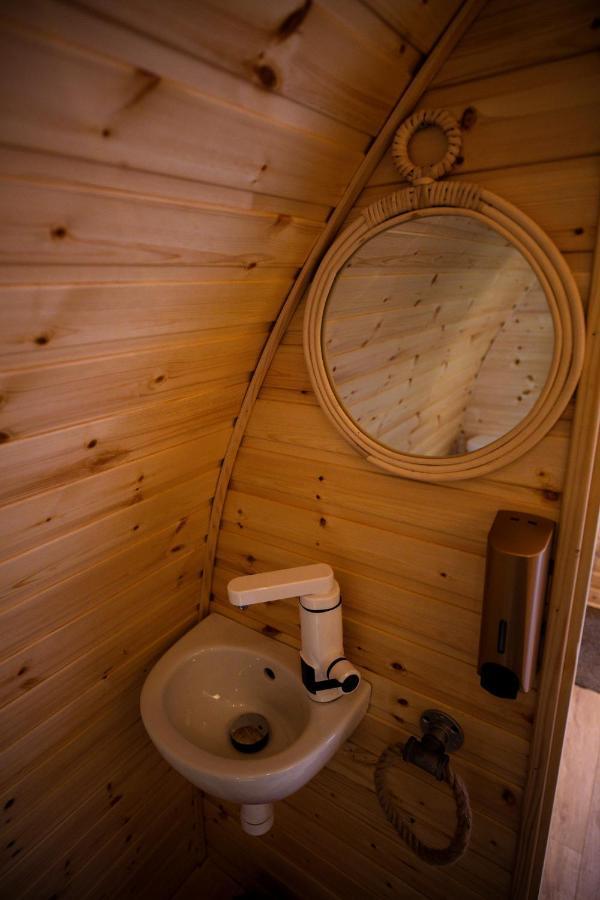 Highland & Transylvania Glamping Pods Ройбрідж Екстер'єр фото